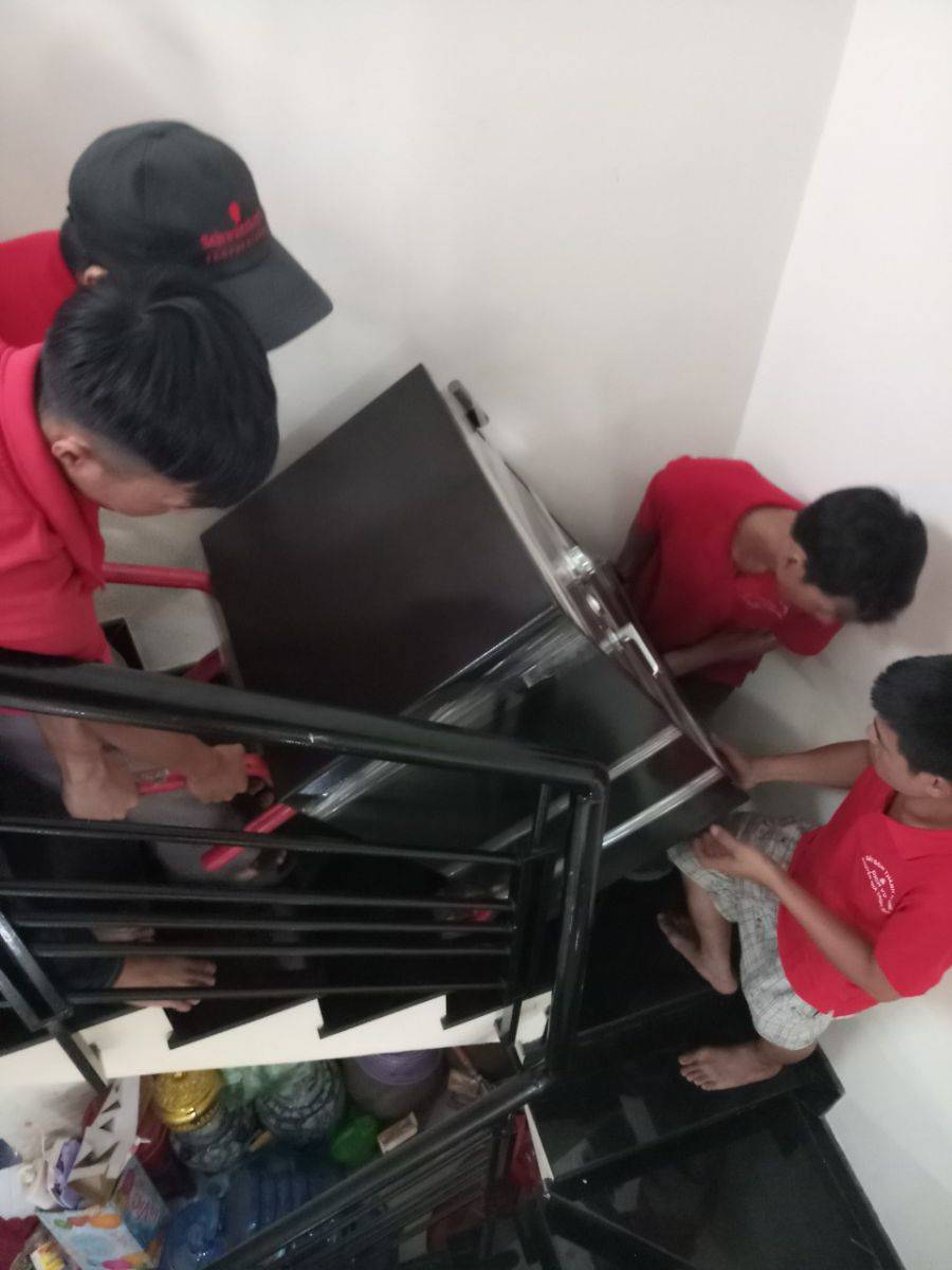 Nhân viên thực hiện vận chuyển đồ đạc